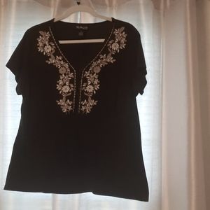 Gently worn Style & Co Woman 1X black with detailed white tan and gold flower.